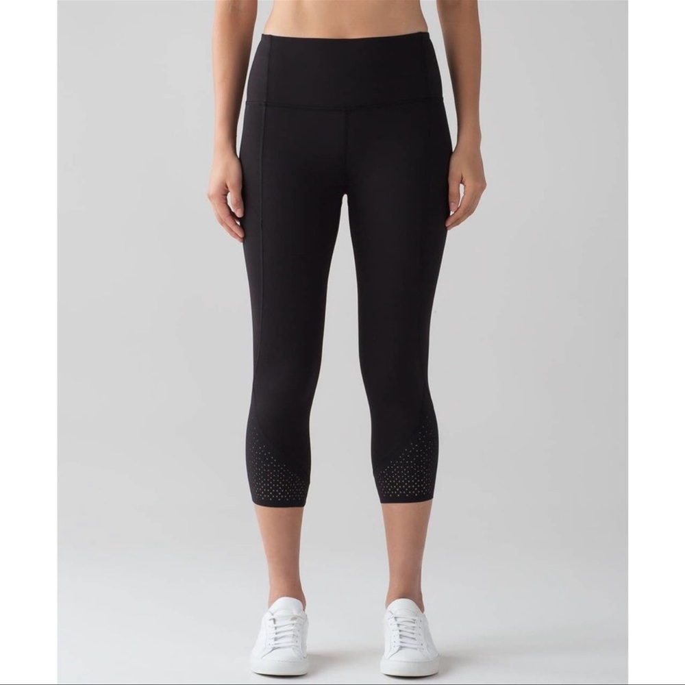 Lululemon Anew Crop in Black 21” Size 4 Athletic Cropped Legging